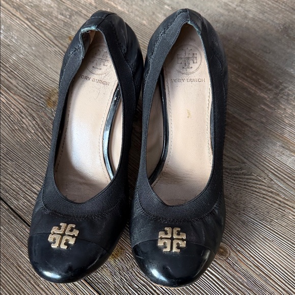 Tory Burch Black Leather Heels with Gold Logo - Picture 2 of 10